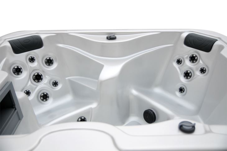 3A23 couple hot tub