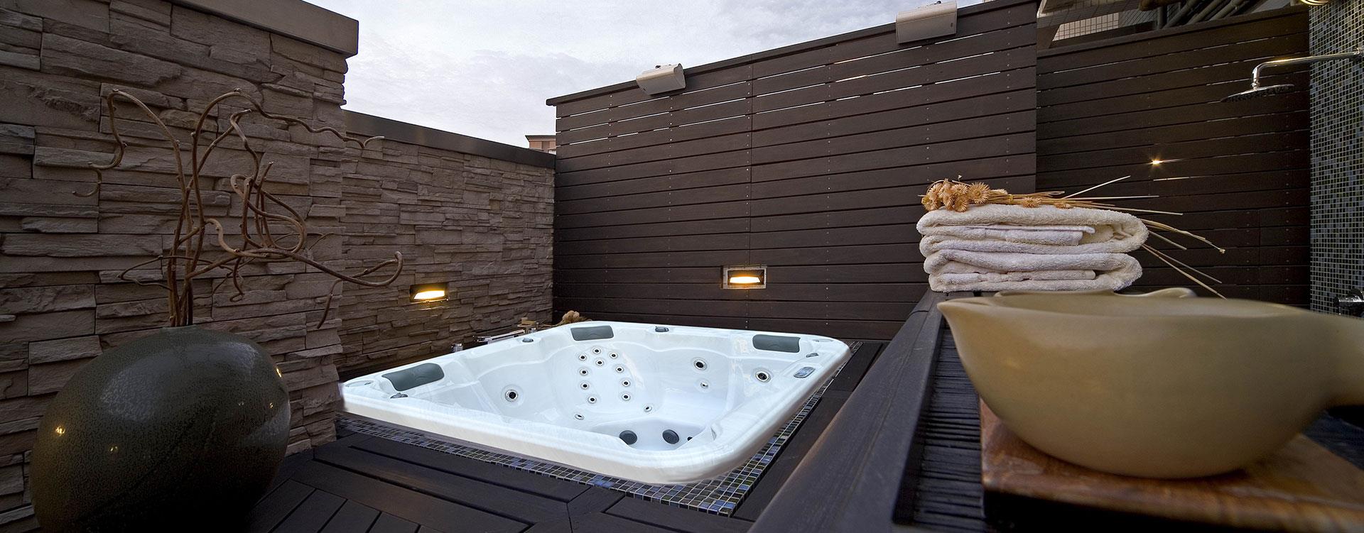Hot Tub Jacuzzi (2) Hot Tub Jacuzzi (2)