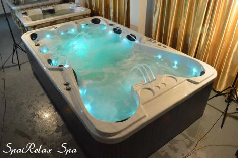 Deluxe Huge Bathtub For 9 Person